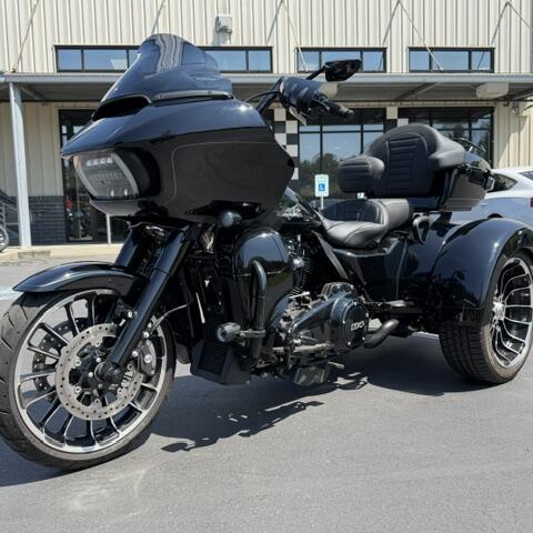 2024 Harley-Davidson® Road Glide® 3 Vivid Black - Black Finish thumb 3