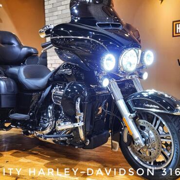2017 Harley-Davidson® Tri Glide® Ultra, FLHTCUTG thumb 2