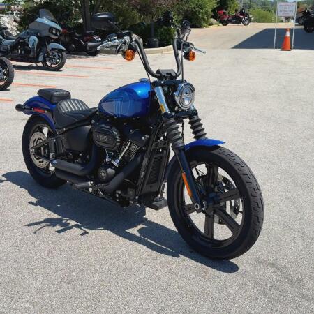 2024 Harley-Davidson® Street Bob® 114 Blue Burst thumb 3