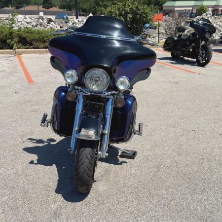 2010 Harley-Davidson® Electra Glide® Ultra Limited Two-Tone Vivid Black/Black Ice Pearl thumb 2