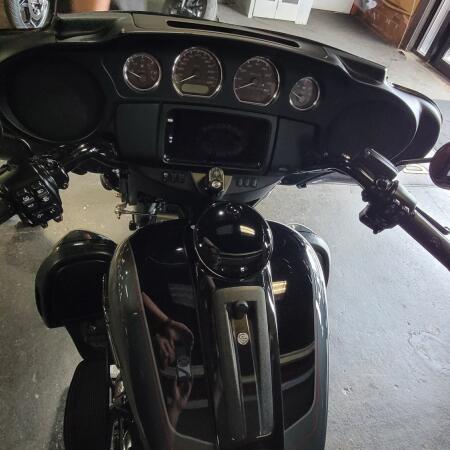2025 Harley-Davidson® Tri Glide® Ultra Iron Horse Metallic / Vivid Black - Black Finish thumb 1