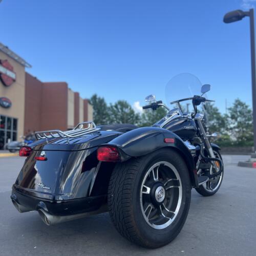 2016 Harley-Davidson® FLRT Freewheeler® BLACK 853988 thumb 2