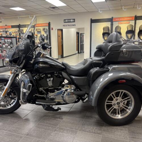 2021 Harley-Davidson® Tri Glide® Ultra Gauntlet Gray Metallic/Vivid Black thumb 3