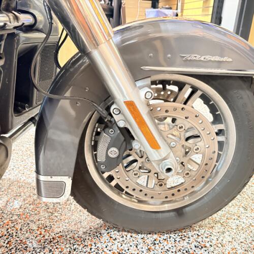 2022 FLHTCUTG Harley-Davidson® Tri Glide® Ultra Gauntlet Gray Metallic/Vivid Black thumb 2