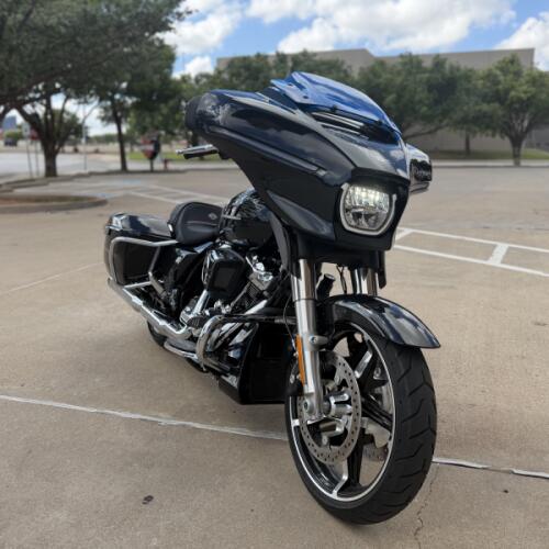 2026 Harley-Davidson® Street Glide® Midnight Ember Chrome Trim thumb 2