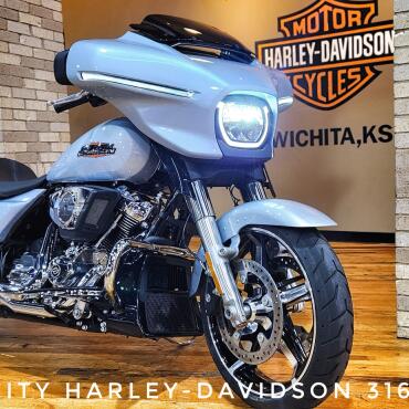 2025 Harley-Davidson® Street Glide®, FLHX thumb 2