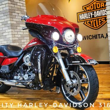 2011 Harley-Davidson® Electra Glide® Ultra Limited, FLHTK thumb 2
