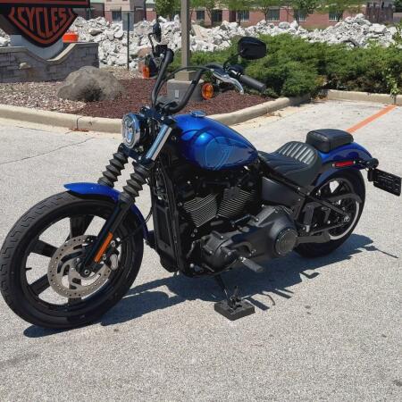 2024 Harley-Davidson® Street Bob® 114 Blue Burst thumb 1