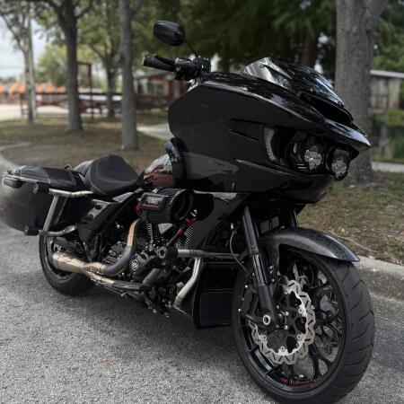 2024 Harley-Davidson® CVO™ Road Glide® ST Raven Metallic thumb 3