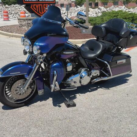 2010 Harley-Davidson® Electra Glide® Ultra Limited Two-Tone Vivid Black/Black Ice Pearl thumb 1