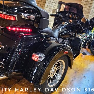 2017 Harley-Davidson® Tri Glide® Ultra, FLHTCUTG thumb 1