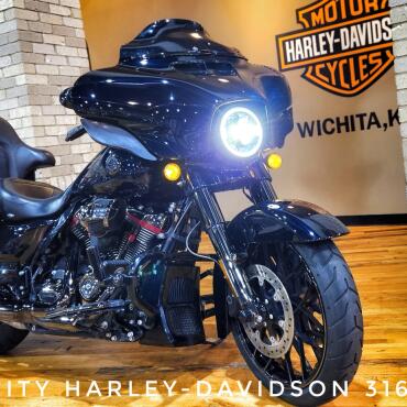 2022 Harley-Davidson® CVO™ Street Glide®, FLHXSE thumb 2