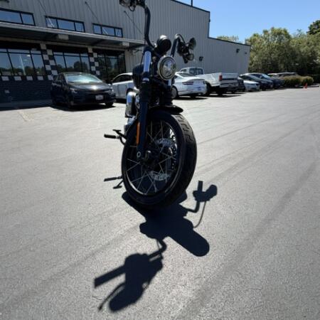 2026 Harley-Davidson® Street Bob® Vivid Black Chrome Laced Wheels thumb 3