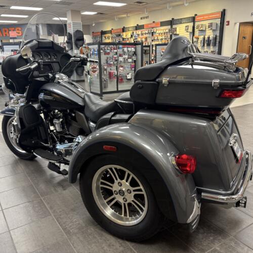 2021 Harley-Davidson® Tri Glide® Ultra Gauntlet Gray Metallic/Vivid Black thumb 1