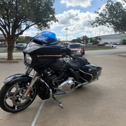 2026 Harley-Davidson® Street Glide® Midnight Ember Chrome Trim thumb 0