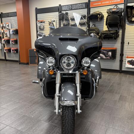 2021 Harley-Davidson® Tri Glide® Ultra Gauntlet Gray Metallic/Vivid Black thumb 2