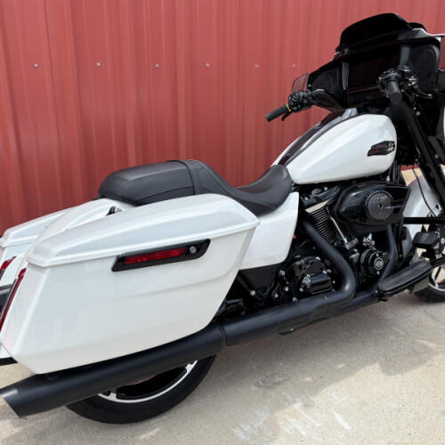 2024 Harley-Davidson® Street Glide® FLHX White Onyx Pearl thumb 2