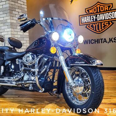 2011 Harley-Davidson® Heritage Softail® Classic, FLSTC thumb 2