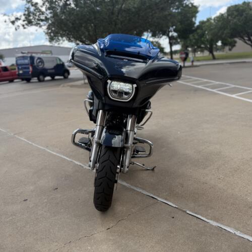 2026 Harley-Davidson® Street Glide® Midnight Ember Chrome Trim thumb 1