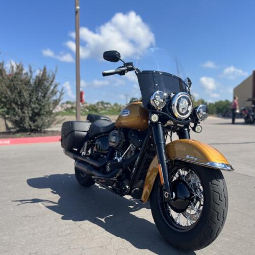 2023 Harley-Davidson® Heritage Classic Prospect Gold 037943 thumb 3