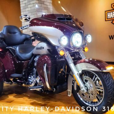 2018 Harley-Davidson® Tri Glide® Ultra, FLHTCUTG thumb 2