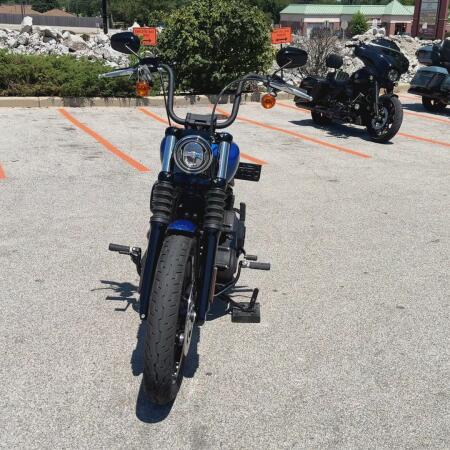 2024 Harley-Davidson® Street Bob® 114 Blue Burst thumb 2