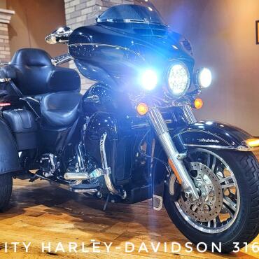 2016 Harley-Davidson® Tri Glide® Ultra, FLHTCUTG thumb 2