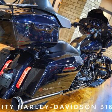 2022 Harley-Davidson® CVO™ Street Glide®, FLHXSE thumb 1