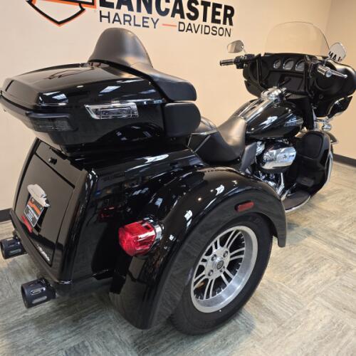 2020 Harley-Davidson® Tri Glide® Ultra Vivid Black FLHTCUTG thumb 3