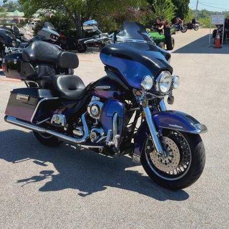 2010 Harley-Davidson® Electra Glide® Ultra Limited Two-Tone Vivid Black/Black Ice Pearl thumb 3
