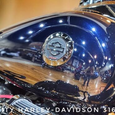 2022 Harley-Davidson® CVO™ Street Glide®, FLHXSE thumb 0