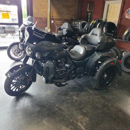 2025 Harley-Davidson® Tri Glide® Ultra Iron Horse Metallic / Vivid Black - Black Finish thumb 3