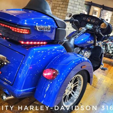 2024 Harley-Davidson® Tri Glide® Ultra, FLHTCUTG thumb 1
