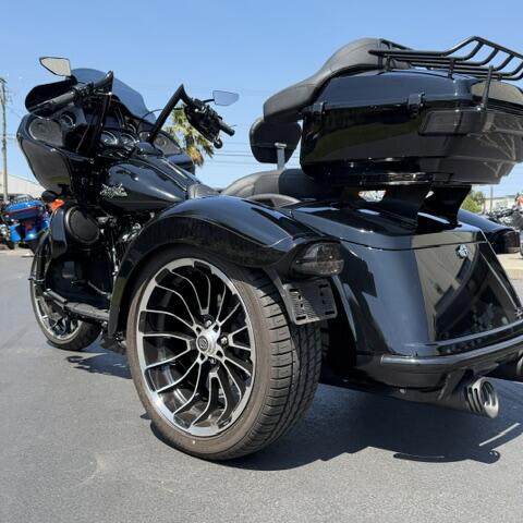 2024 Harley-Davidson® Road Glide® 3 Vivid Black - Black Finish thumb 2