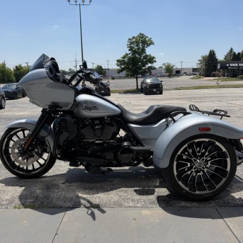 FLTRT 2024 Road Glide 3 thumb 0