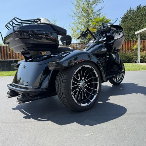 2024 Harley-Davidson® Road Glide® 3 Vivid Black - Black Finish thumb 1