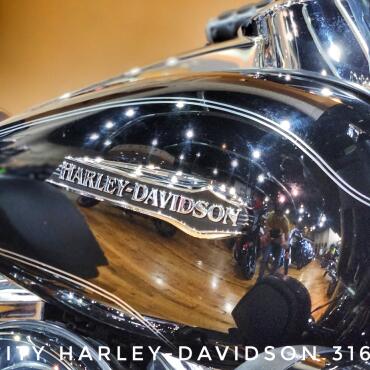 2016 Harley-Davidson® Tri Glide® Ultra, FLHTCUTG thumb 0
