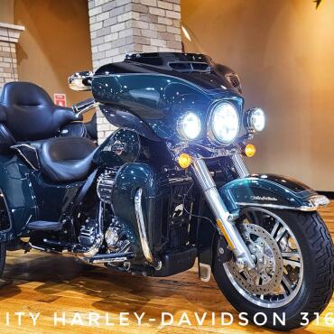 2024 Harley-Davidson® Tri Glide® Ultra, FLHTCUTG thumb 2