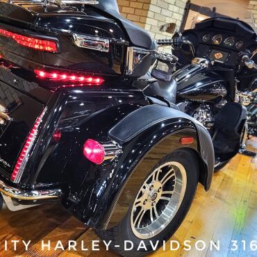 2016 Harley-Davidson® Tri Glide® Ultra, FLHTCUTG thumb 1