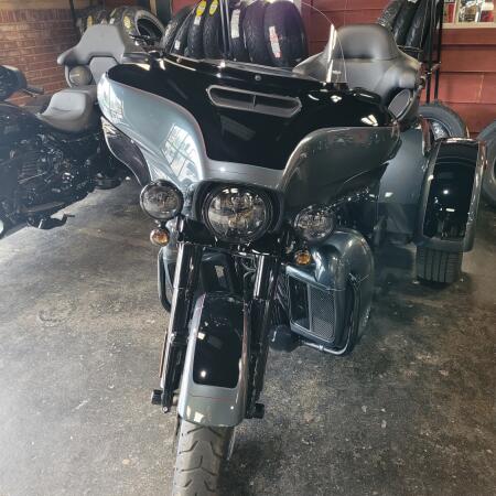 2025 Harley-Davidson® Tri Glide® Ultra Iron Horse Metallic / Vivid Black - Black Finish thumb 2