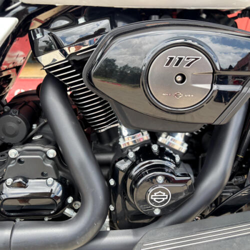 2024 Harley-Davidson® Street Glide® FLHX White Onyx Pearl thumb 1