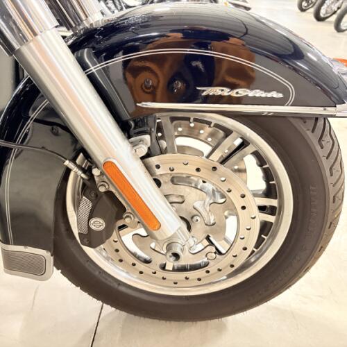 2012 FLHTCUTG Harley-Davidson® Tri Glide® Ultra Vivid Black thumb 2