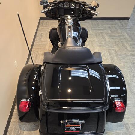 2020 Harley-Davidson® Tri Glide® Ultra Vivid Black FLHTCUTG thumb 1