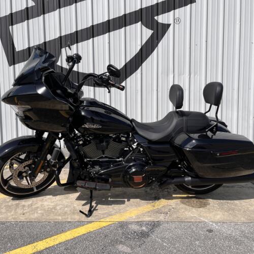 2025 Harley-Davidson<sup>®</sup> Road Glide® Vivid Black thumb 2