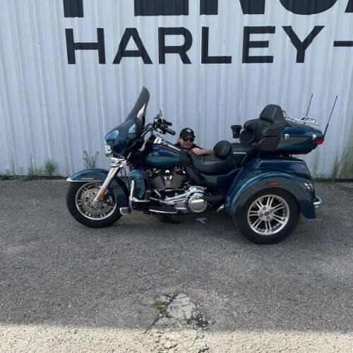 2020 Harley-Davidson® Tri Glide® Ultra Tahitian Teal thumb 2