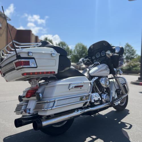 2007 Harley-Davidson® FLHTCU Electra Glide® Ultra Classic® WHITE GOLD 642414 thumb 2