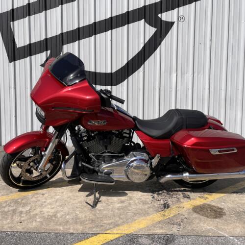 2025 Harley-Davidson<sup>®</sup> Street Glide® Brilliant Red thumb 2