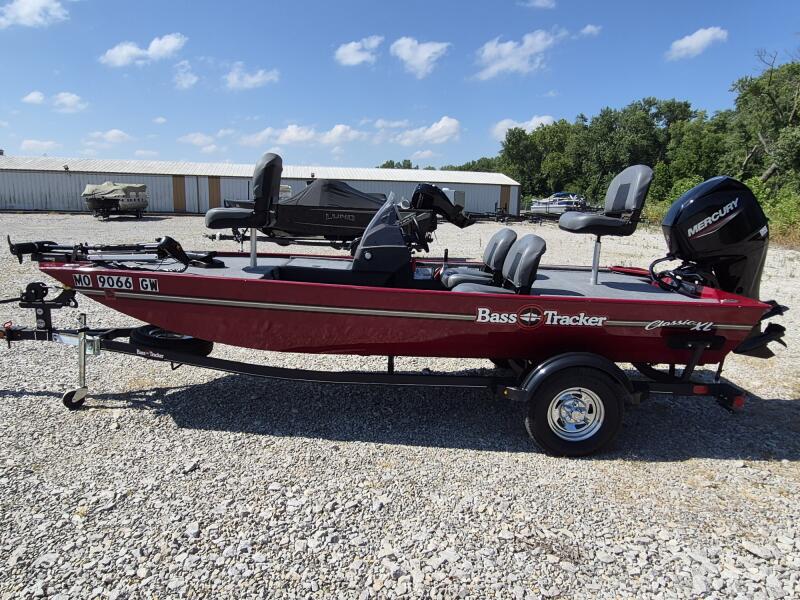 2022 Tracker Bass Tracker Classic XL ~ 50 HP Mercury w/22 HR + Single-axle trailer