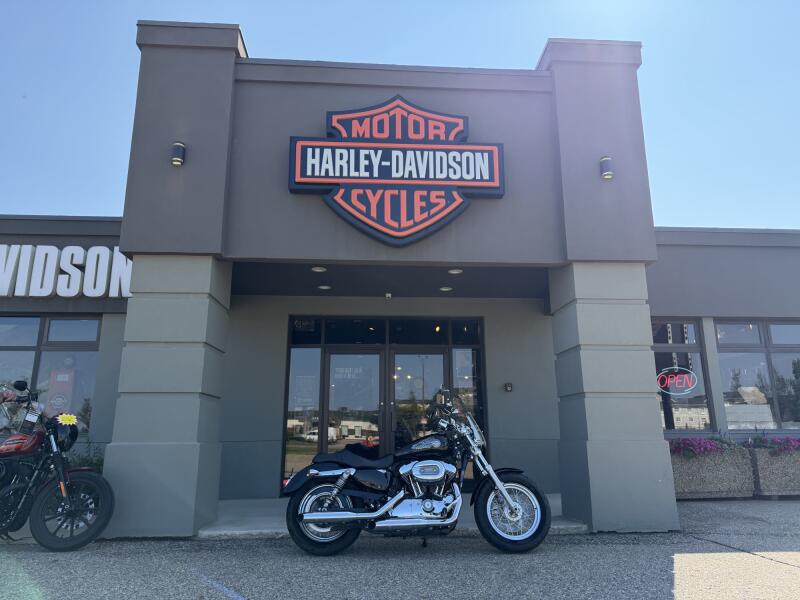 2017 Harley-Davidson® 1200 Custom Vivid Black