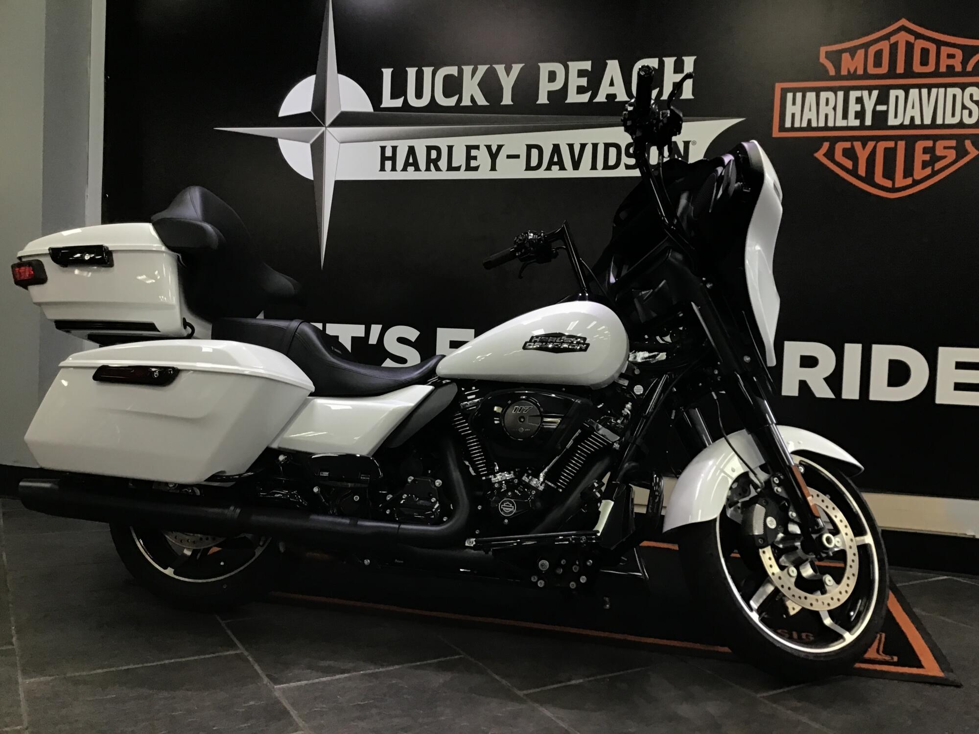 2024 Harley-Davidson® Street Glide® White Onyx Pearl - Black Finish